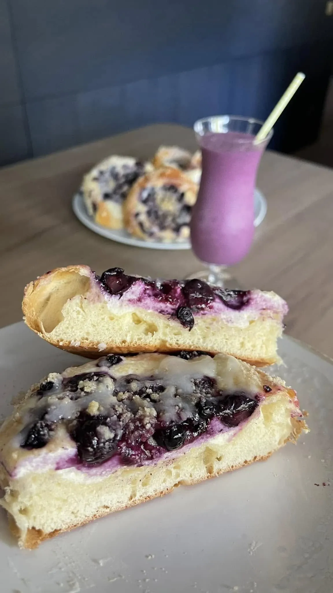 Purios brioche bandelės su mėlynėmis, juodaisiais serbentais ir cinamoniniais trupiniais