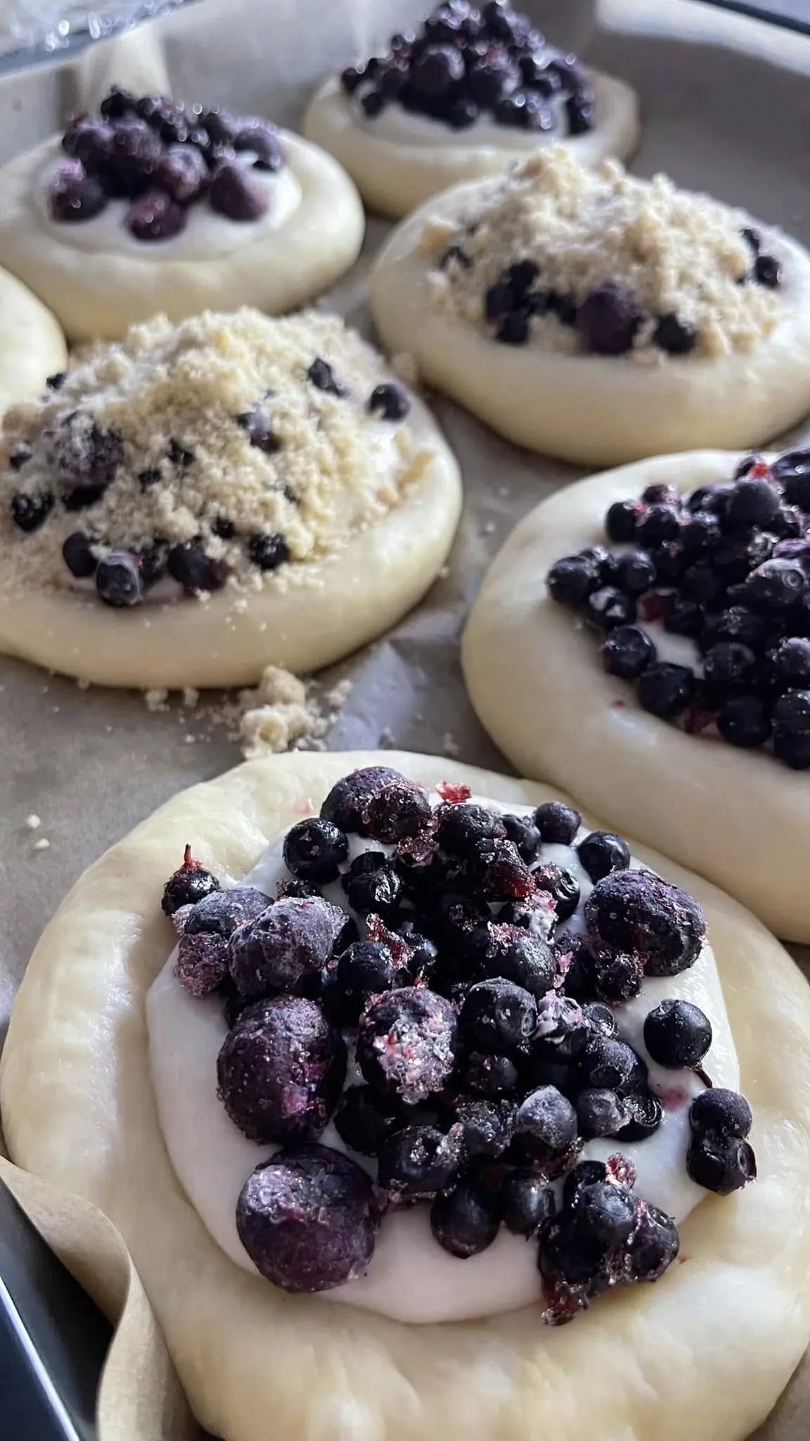 Purios brioche bandelės su mėlynėmis, juodaisiais serbentais ir cinamoniniais trupiniais