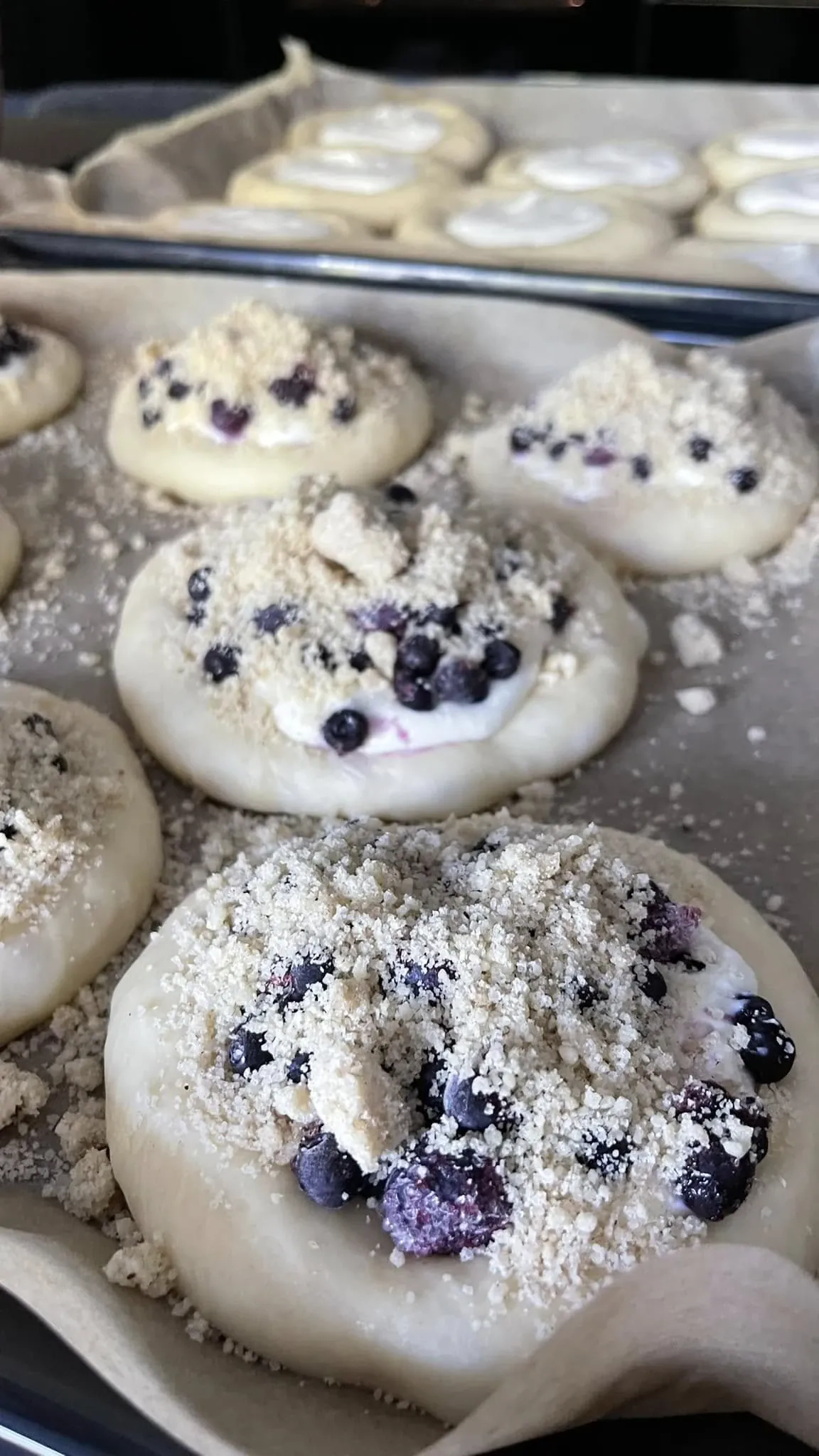 Purios brioche bandelės su mėlynėmis, juodaisiais serbentais ir cinamoniniais trupiniais