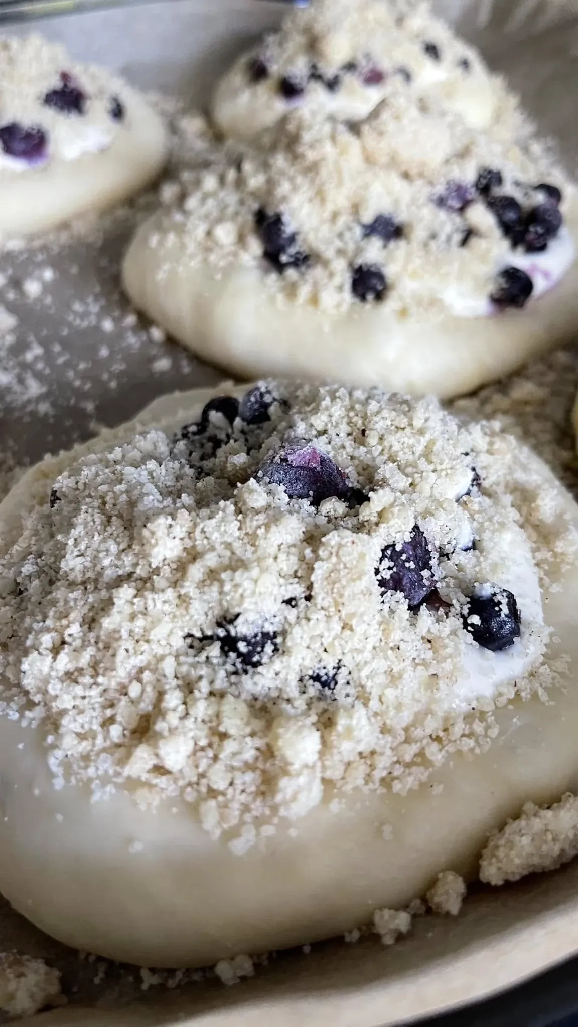 Purios brioche bandelės su mėlynėmis, juodaisiais serbentais ir cinamoniniais trupiniais