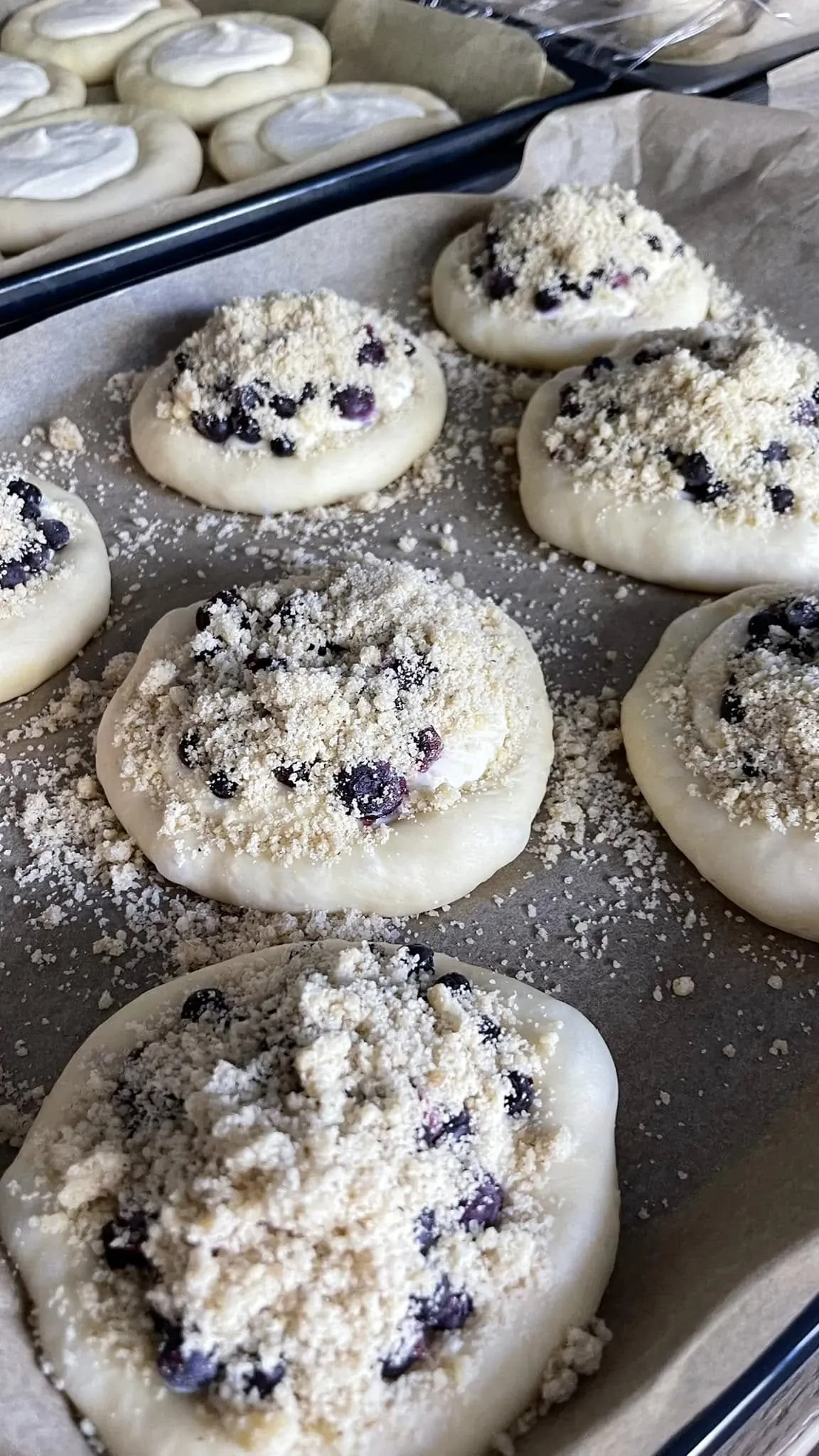 Purios brioche bandelės su mėlynėmis, juodaisiais serbentais ir cinamoniniais trupiniais