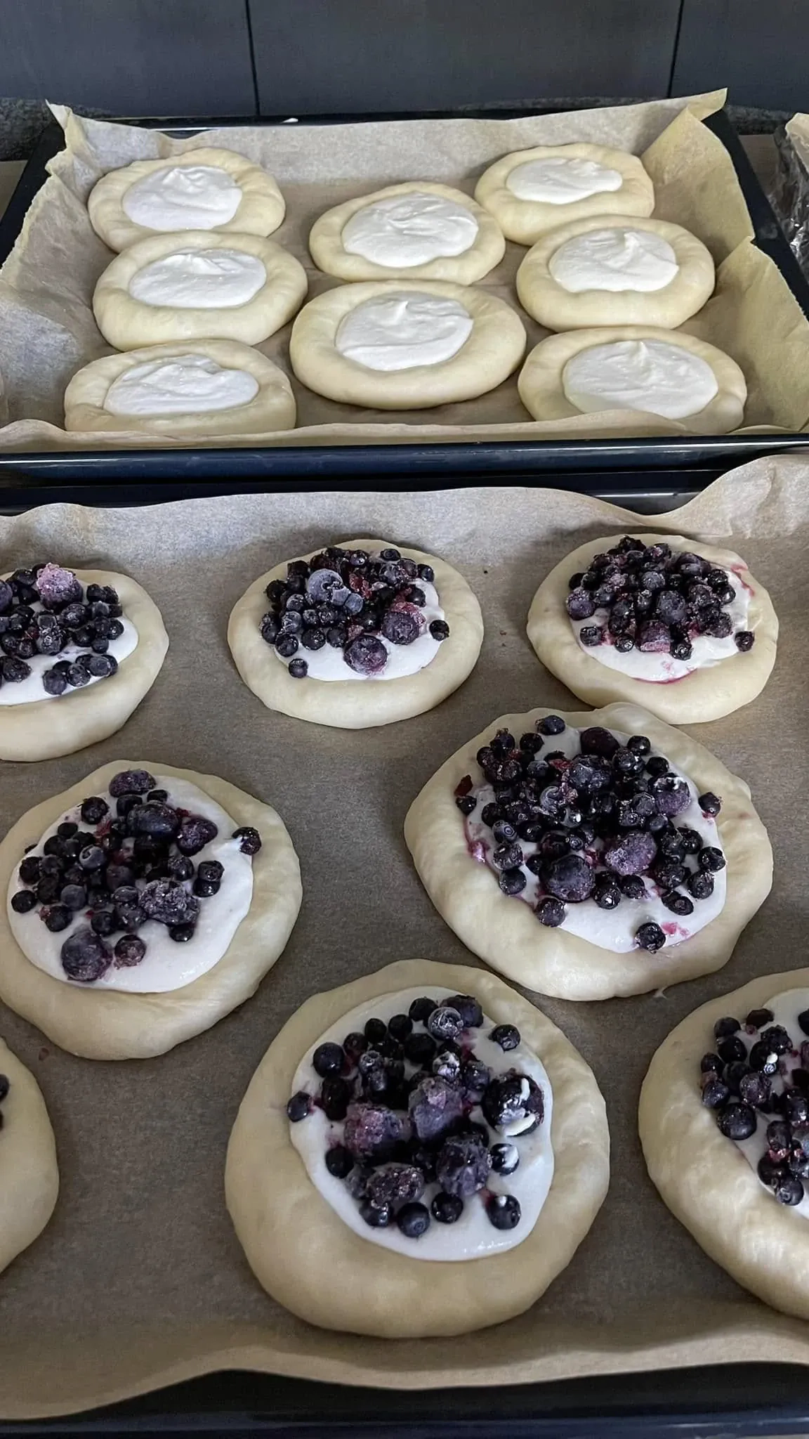 Purios brioche bandelės su mėlynėmis, juodaisiais serbentais ir cinamoniniais trupiniais