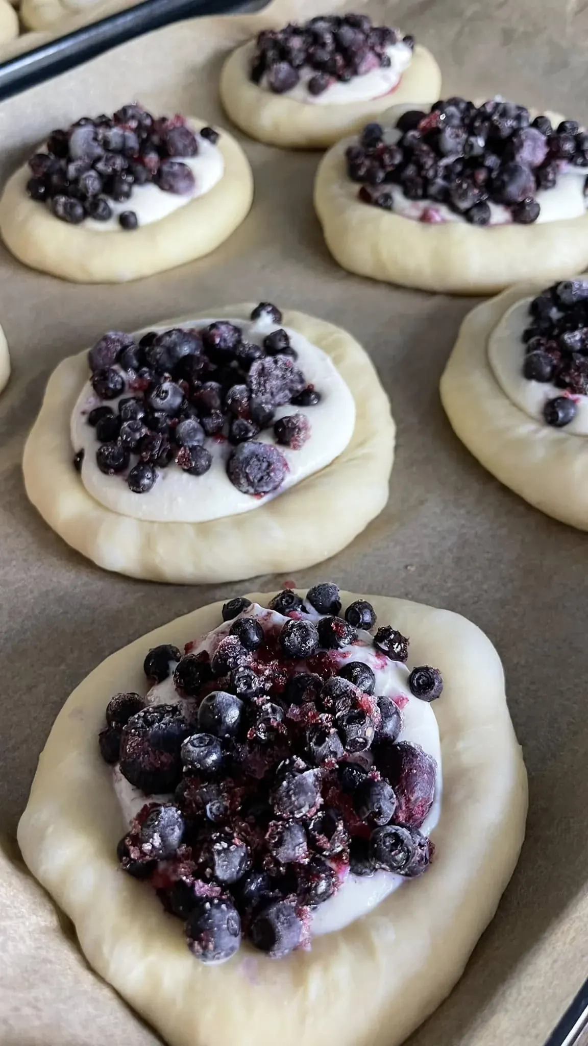 Purios brioche bandelės su mėlynėmis, juodaisiais serbentais ir cinamoniniais trupiniais