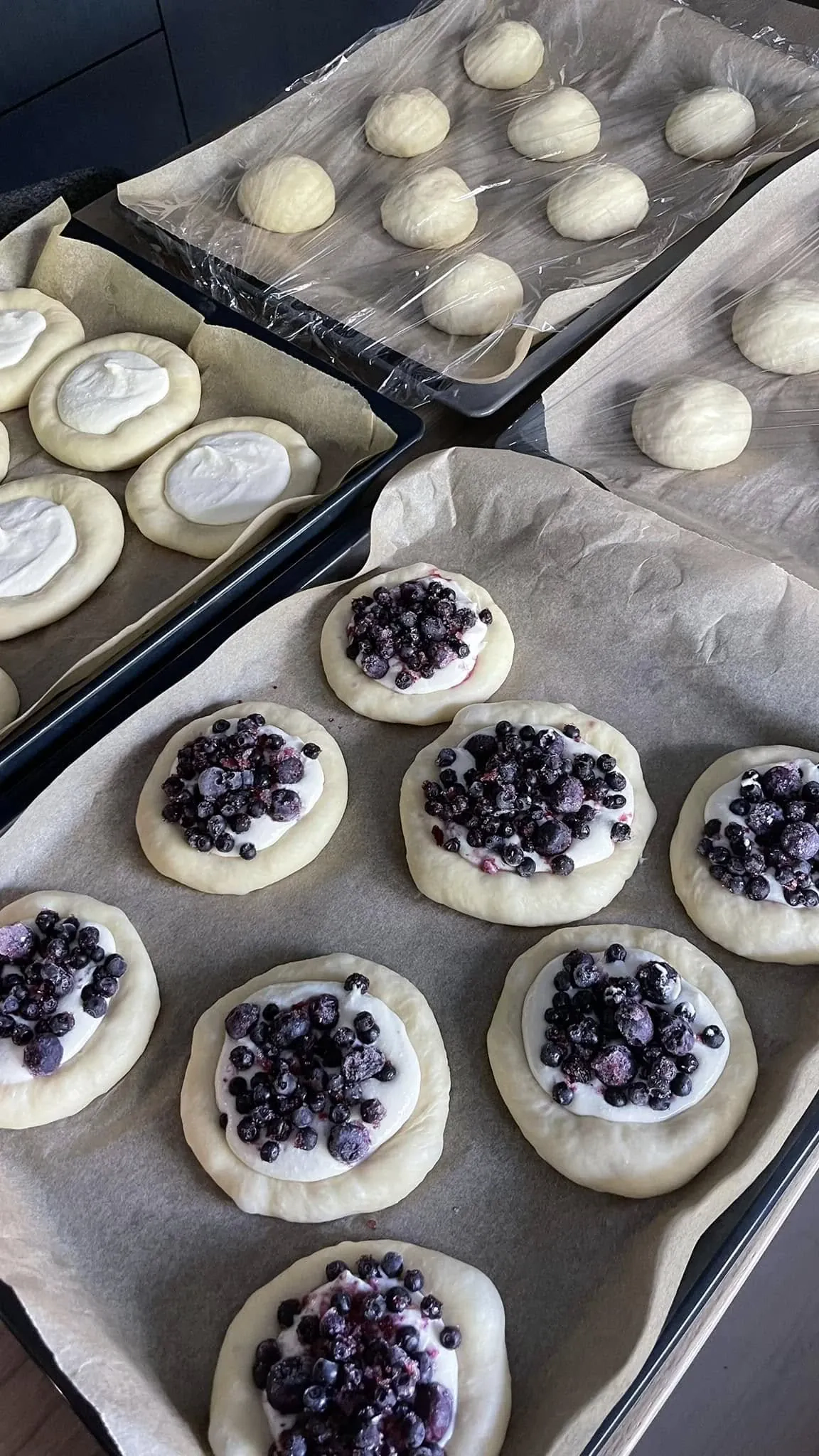 Purios brioche bandelės su mėlynėmis, juodaisiais serbentais ir cinamoniniais trupiniais