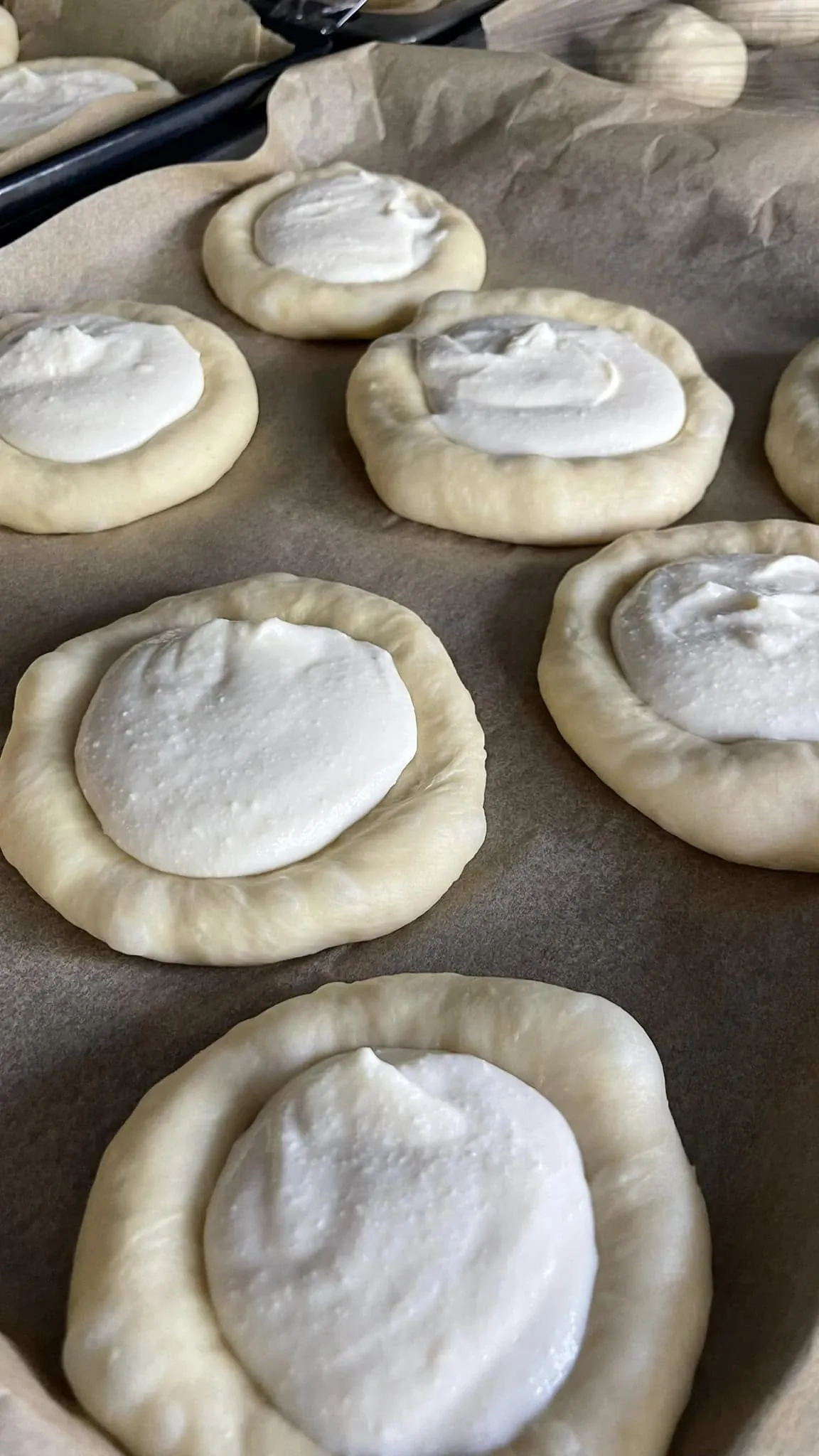 Purios brioche bandelės su mėlynėmis, juodaisiais serbentais ir cinamoniniais trupiniais