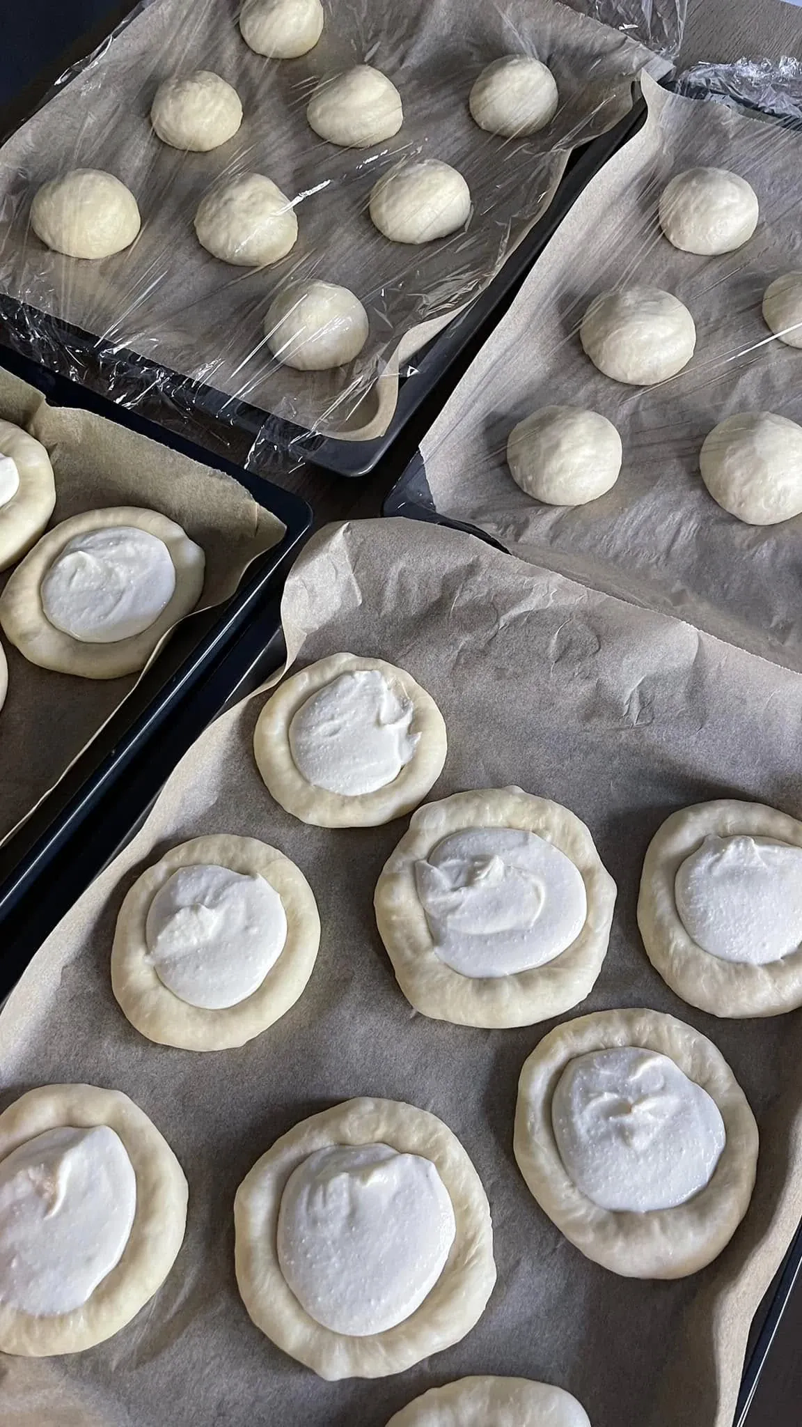 Purios brioche bandelės su mėlynėmis, juodaisiais serbentais ir cinamoniniais trupiniais