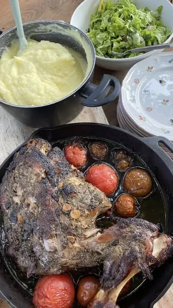 Stirnos koja kepta lauko pečiuje su lašiniais ir žolelių marinatu