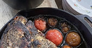Stirnos koja kepta lauko pečiuje su lašiniais ir žolelių marinatu