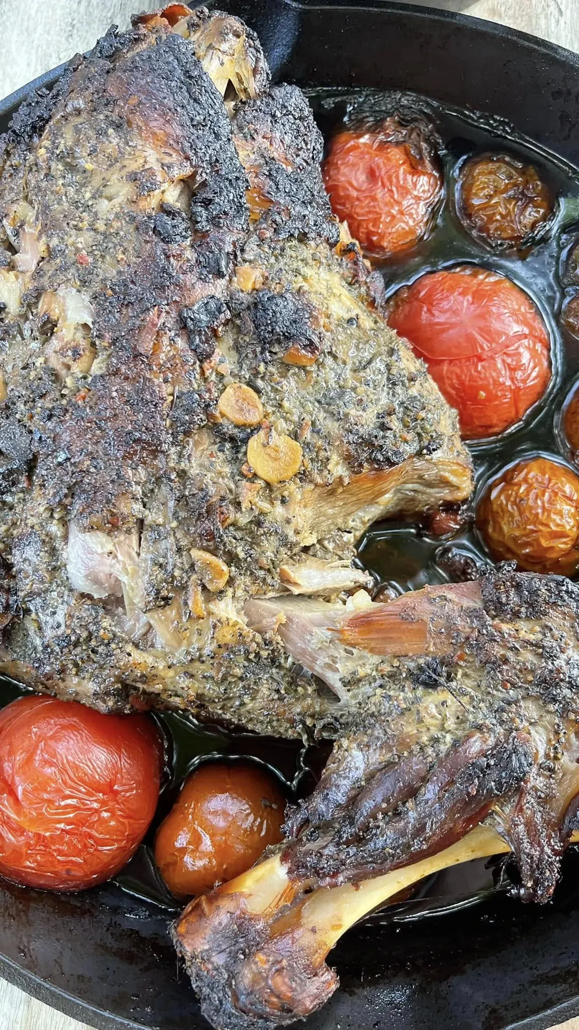 Stirnos koja kepta lauko pečiuje su lašiniais ir žolelių marinatu