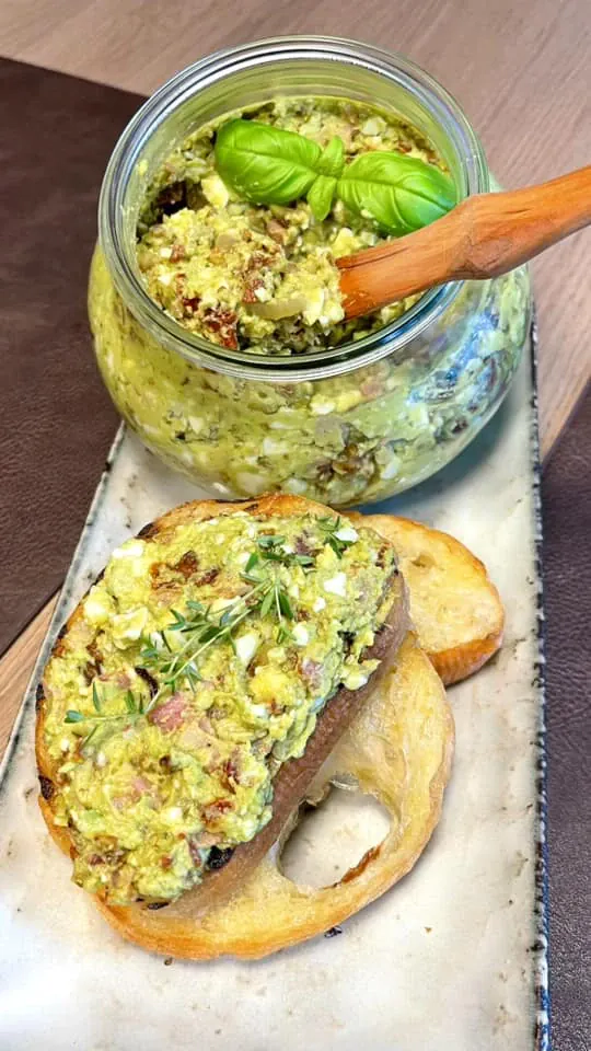 Avokado ir kiaušinių užtepėlė su traškiu bekonu ir džiovintais pomidorais