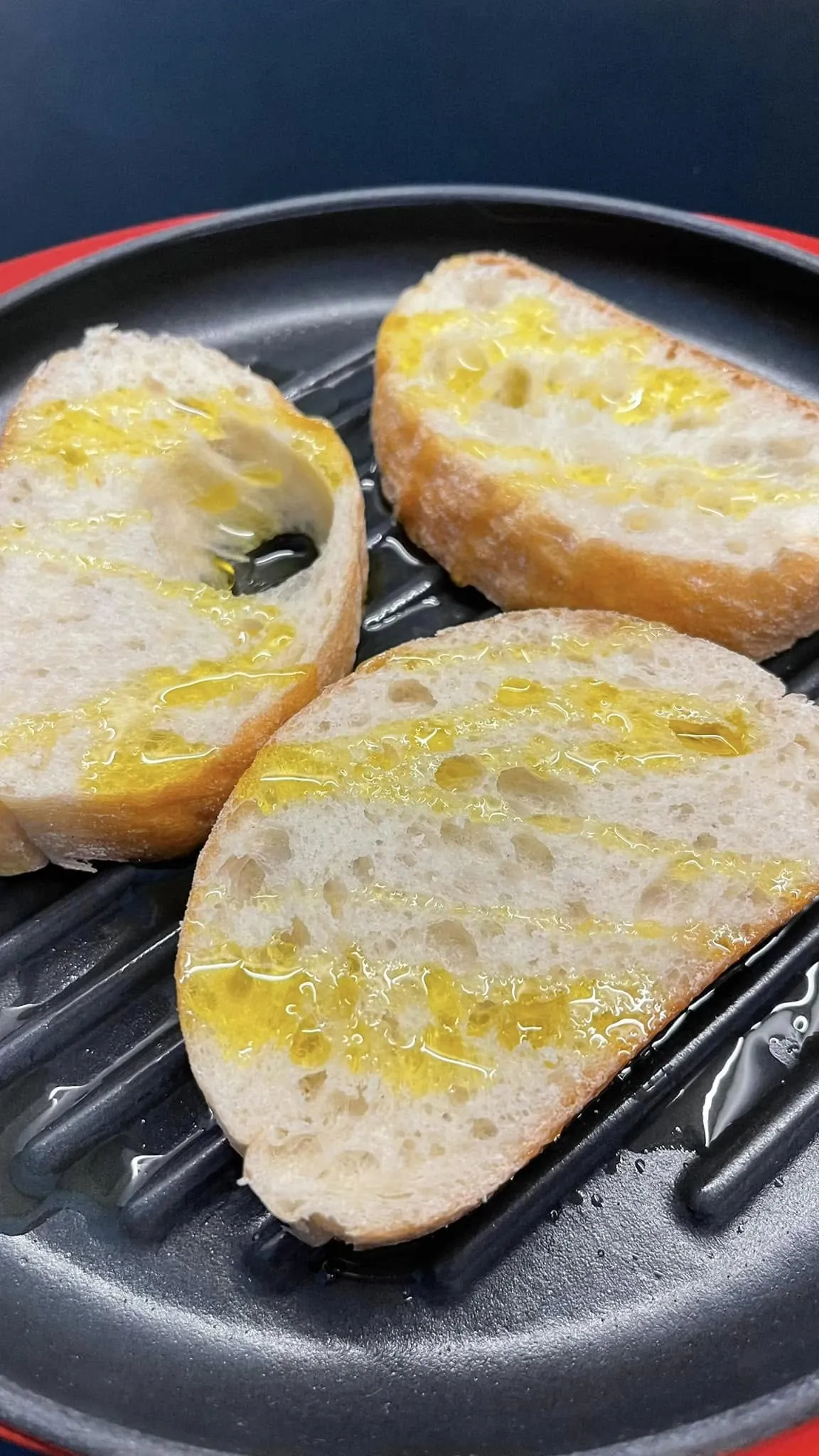 Avokado ir kiaušinių užtepėlė su traškiu bekonu ir džiovintais pomidorais