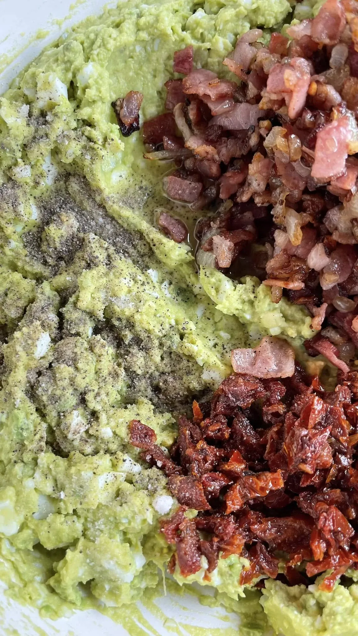 Avokado ir kiaušinių užtepėlė su traškiu bekonu ir džiovintais pomidorais