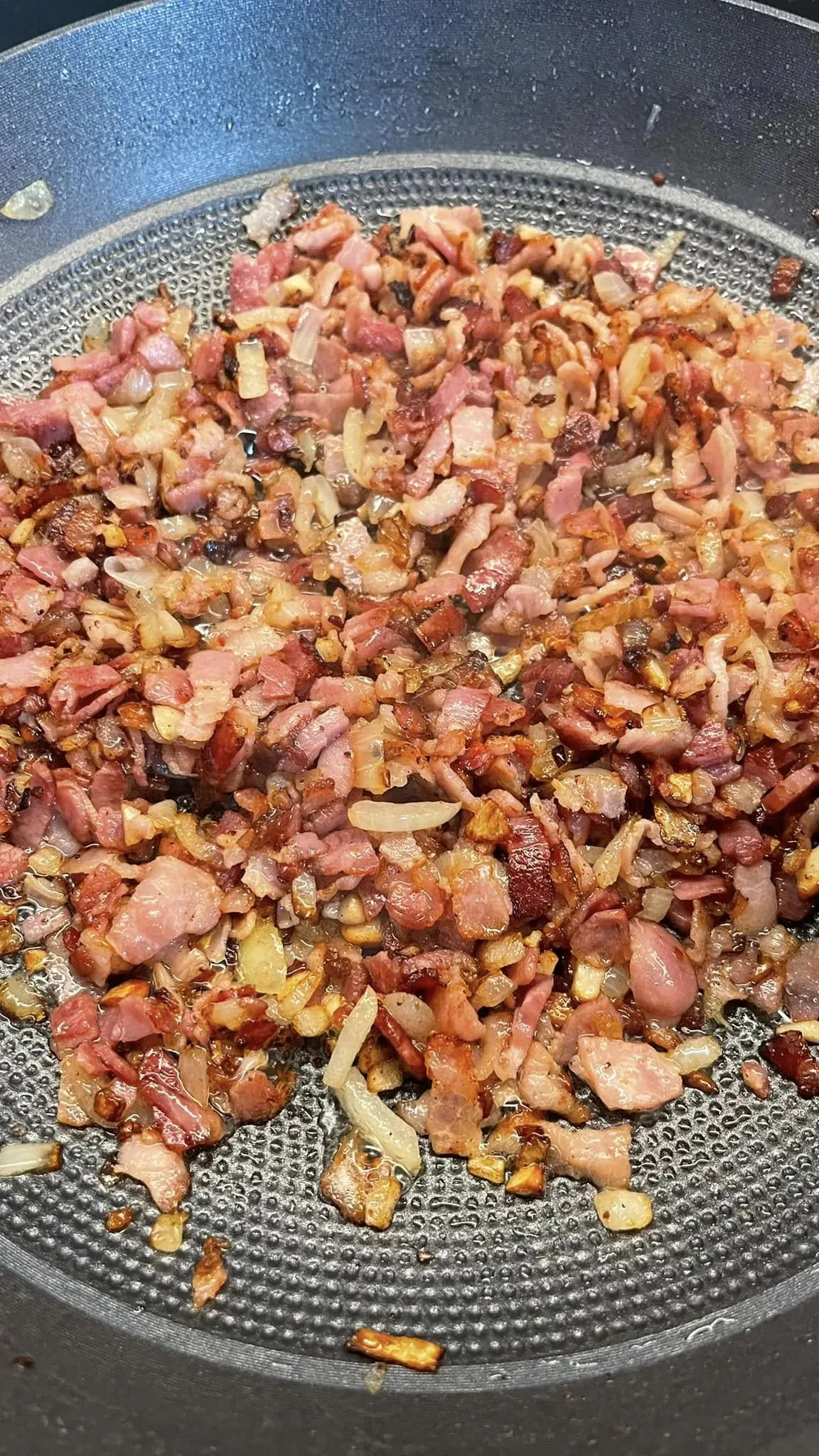 Avokado ir kiaušinių užtepėlė su traškiu bekonu ir džiovintais pomidorais