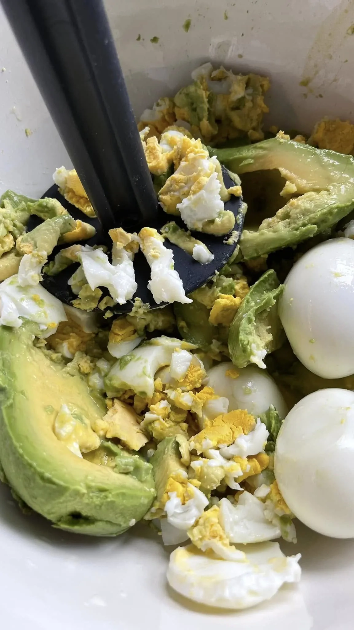 Avokado ir kiaušinių užtepėlė su traškiu bekonu ir džiovintais pomidorais