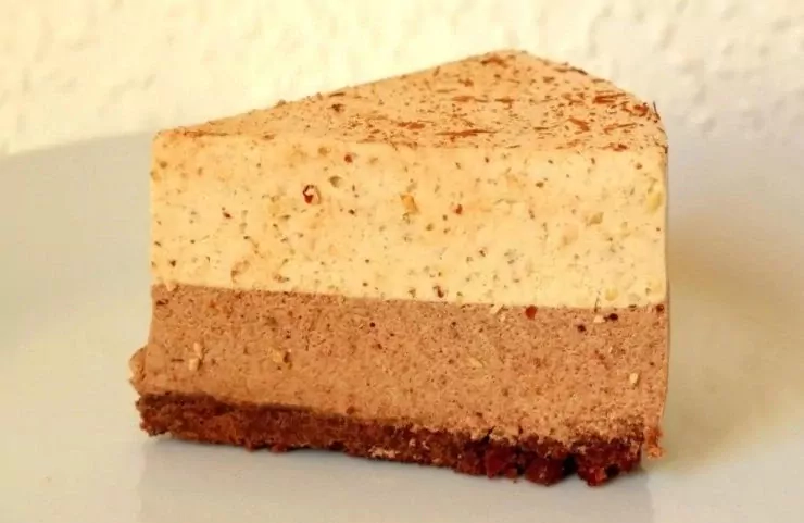 Nekeptas kapučino skonio tortas su riešutais