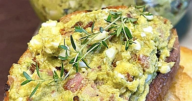 Avokado ir kiaušinių užtepėlė su traškiu bekonu ir džiovintais pomidorais