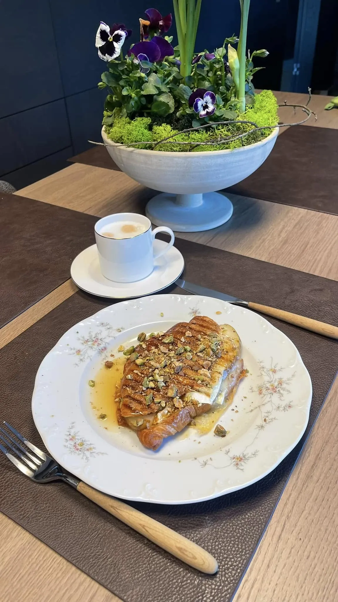 Įdarytas kruasanas su brie sūriu, kriauše, riešutais ir medumi