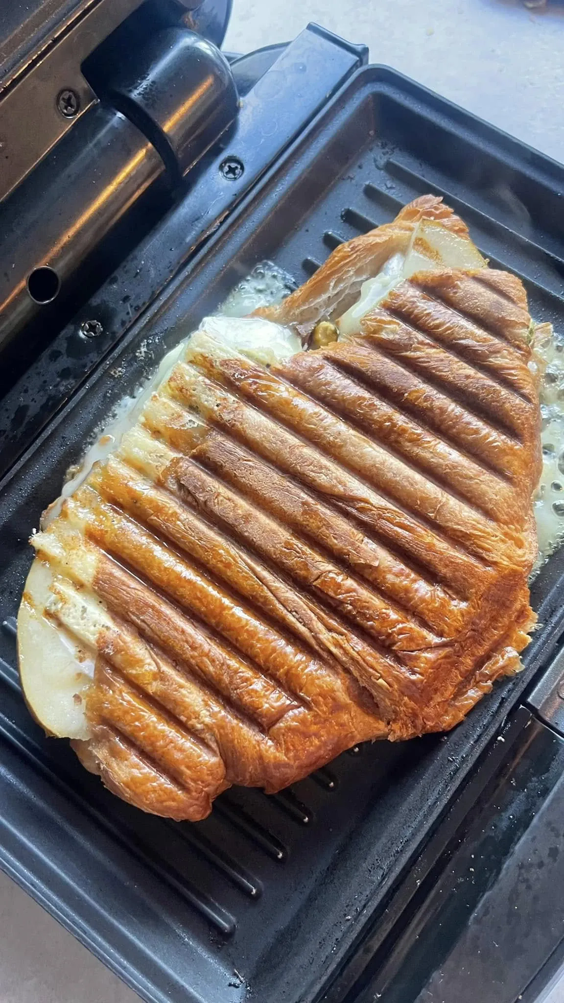 Įdarytas kruasanas su brie sūriu, kriauše, riešutais ir medumi