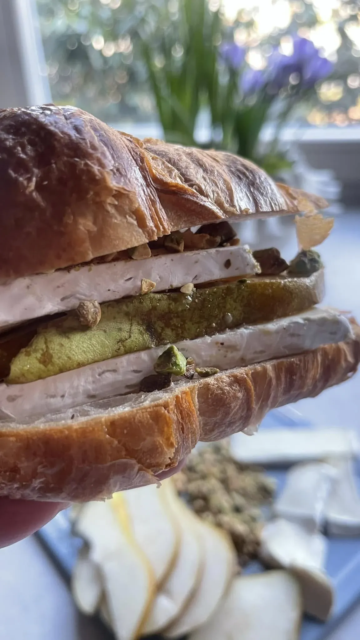 Įdarytas kruasanas su brie sūriu, kriauše, riešutais ir medumi