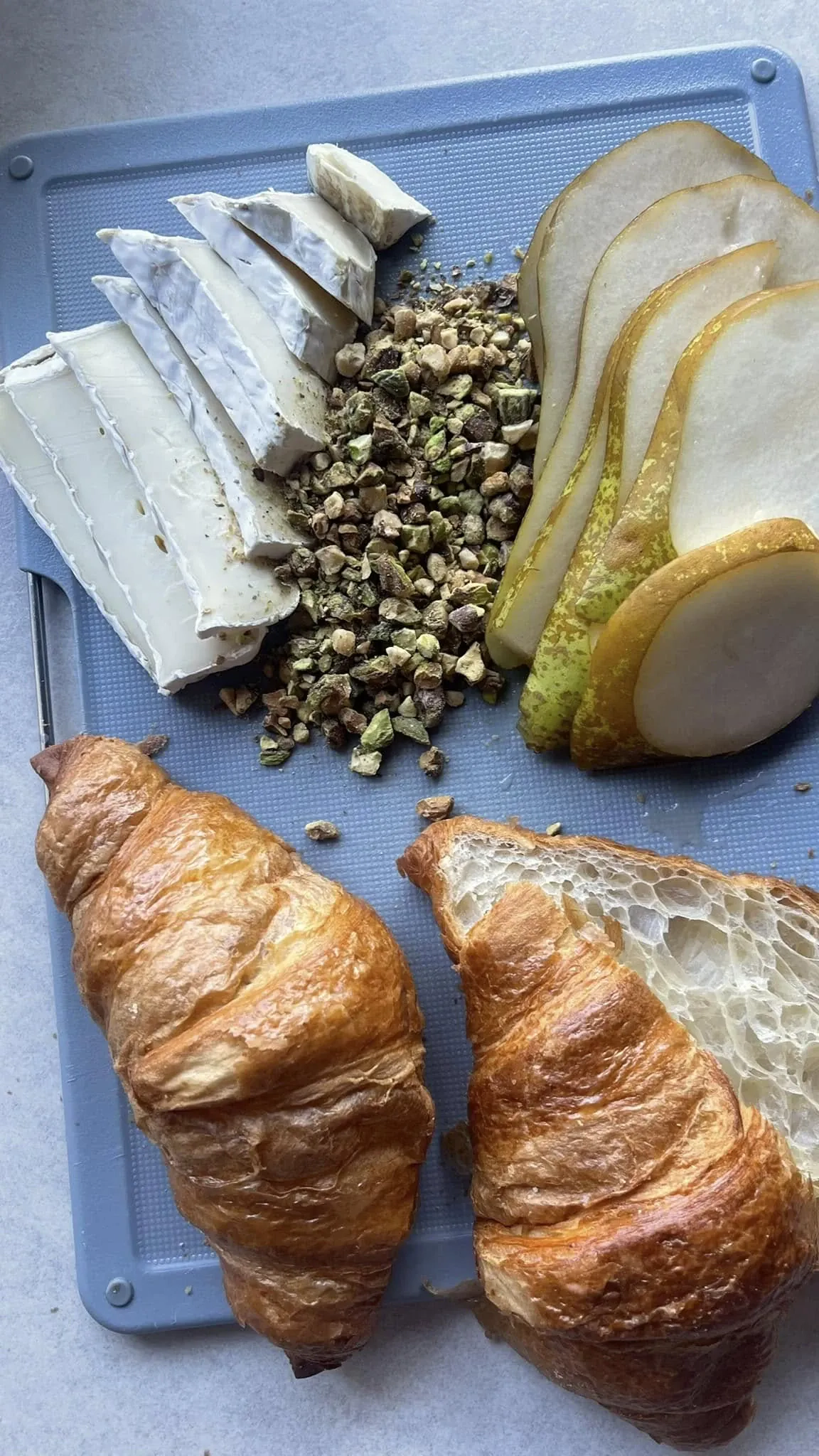 Įdarytas kruasanas su brie sūriu, kriauše, riešutais ir medumi