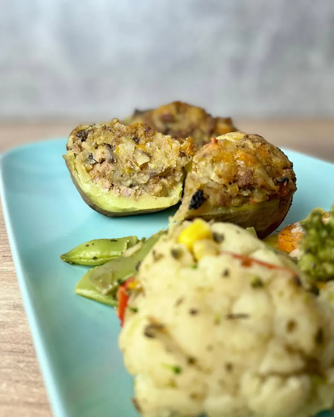 Faszerowane ziemniaczki z warzywami na parze i mięsem mielonym