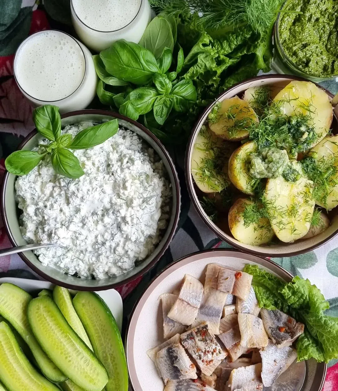 Vārīti jaunie kartupeļi ar dillēm, ķiploku sviestu, siļķi un biezpienu