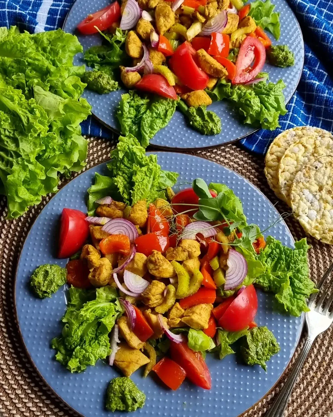 Vistas filejas salāti ar kraukšķīgiem dārzeņiem un bazilika pesto