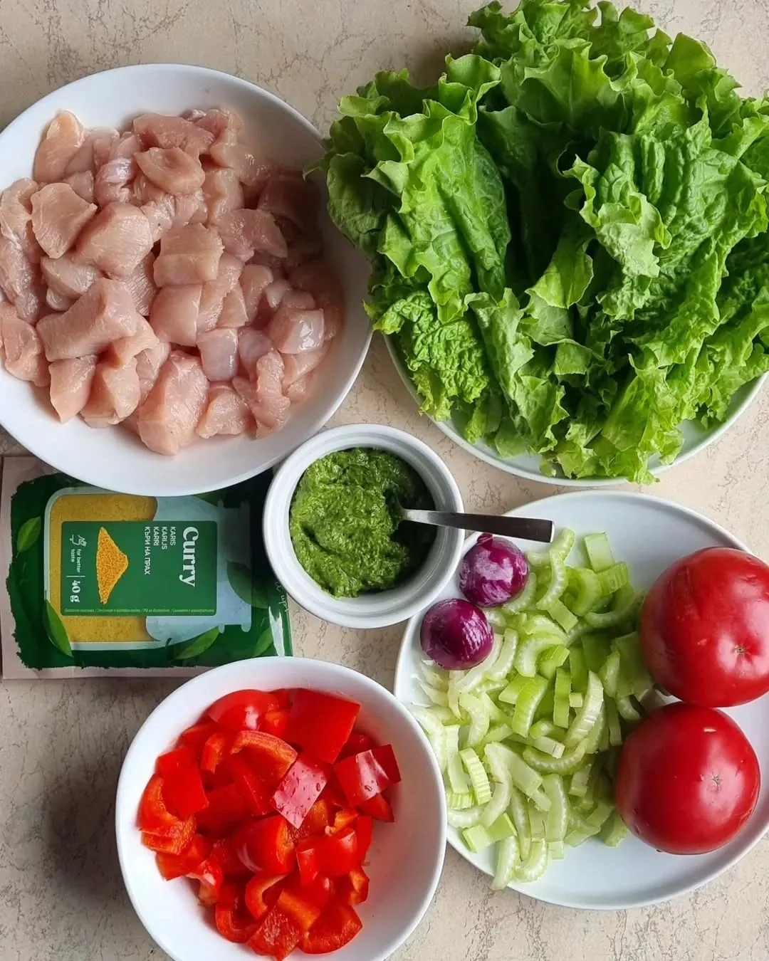 Vistas filejas salāti ar kraukšķīgiem dārzeņiem un bazilika pesto