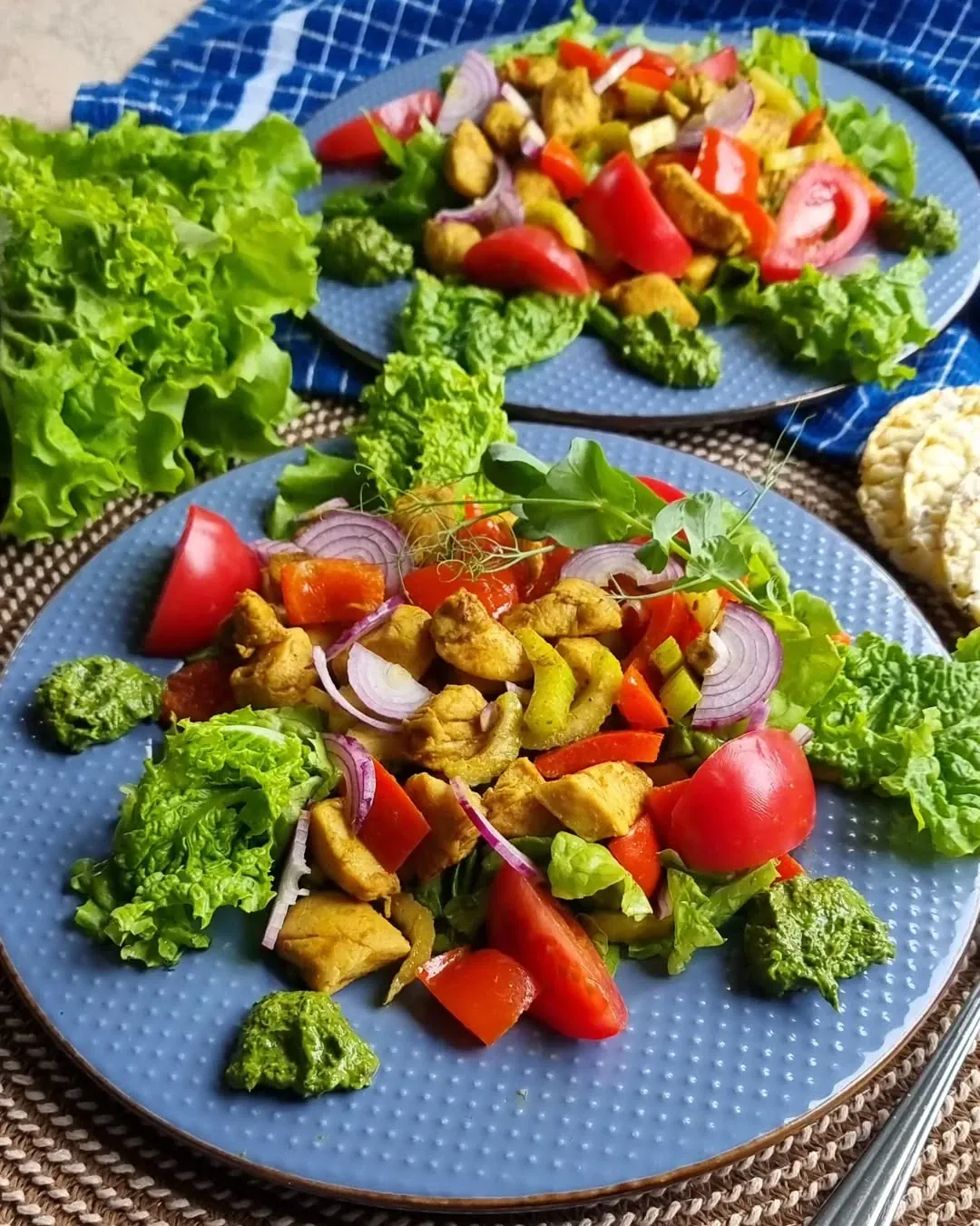 Vistas filejas salāti ar kraukšķīgiem dārzeņiem un bazilika pesto