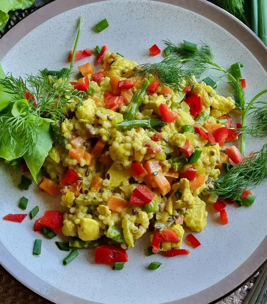 Dārzeņu karijs ar vistu un pērļu grūbām sulīgā krējuma mērcē