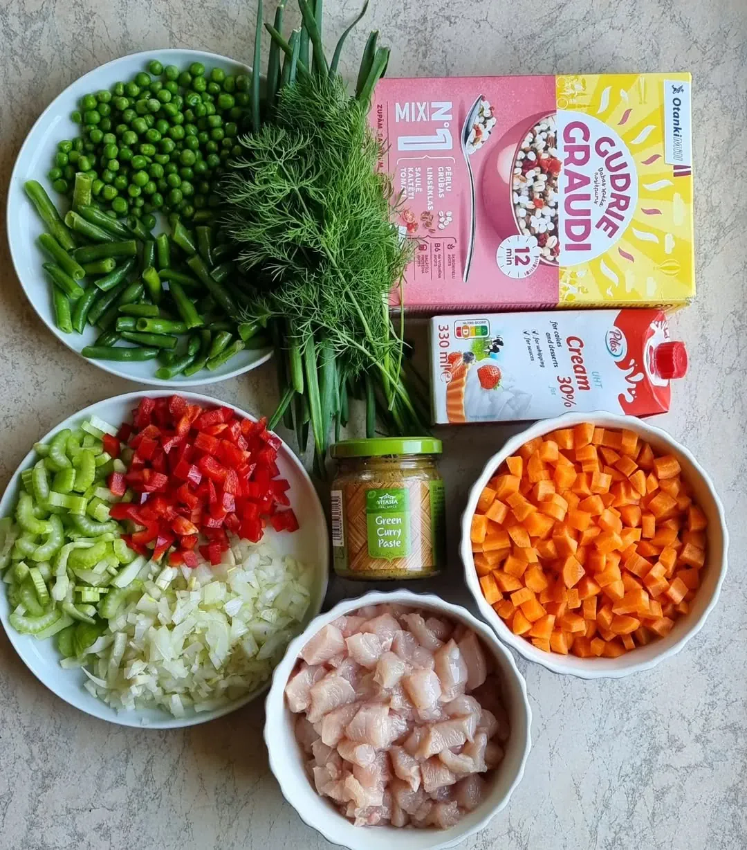 Dārzeņu karijs ar vistu un pērļu grūbām sulīgā krējuma mērcē