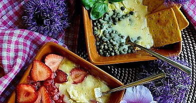 Cepti kamambēra sieri ar ķiplokiem, kaperiem un zemenēm