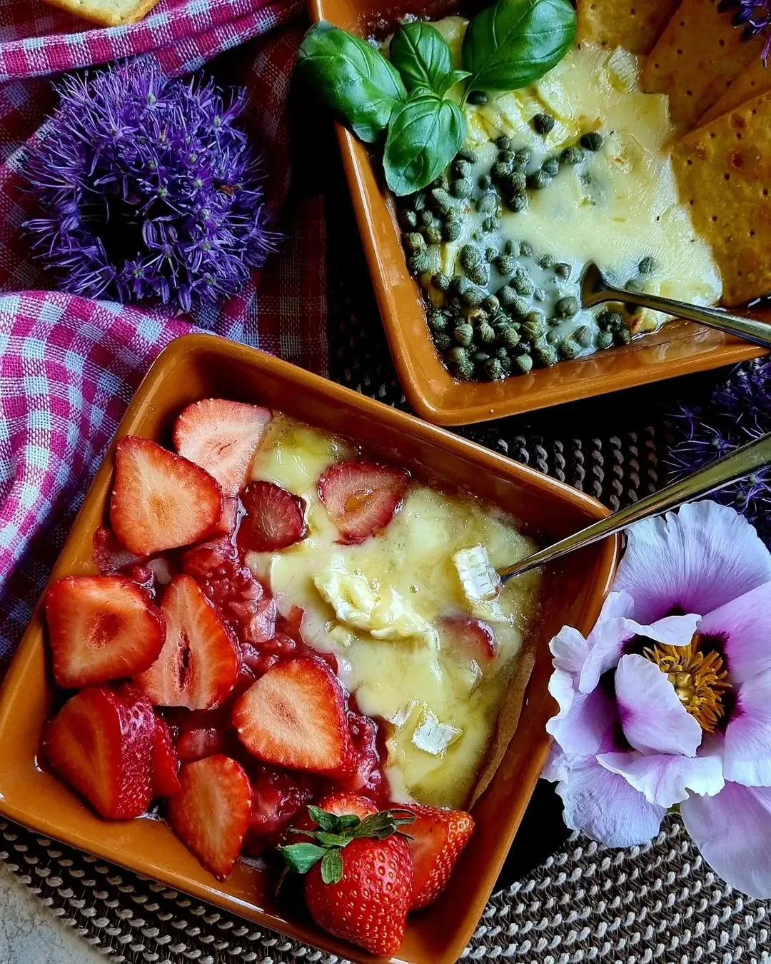 Cepti kamambēra sieri ar ķiplokiem, kaperiem un zemenēm