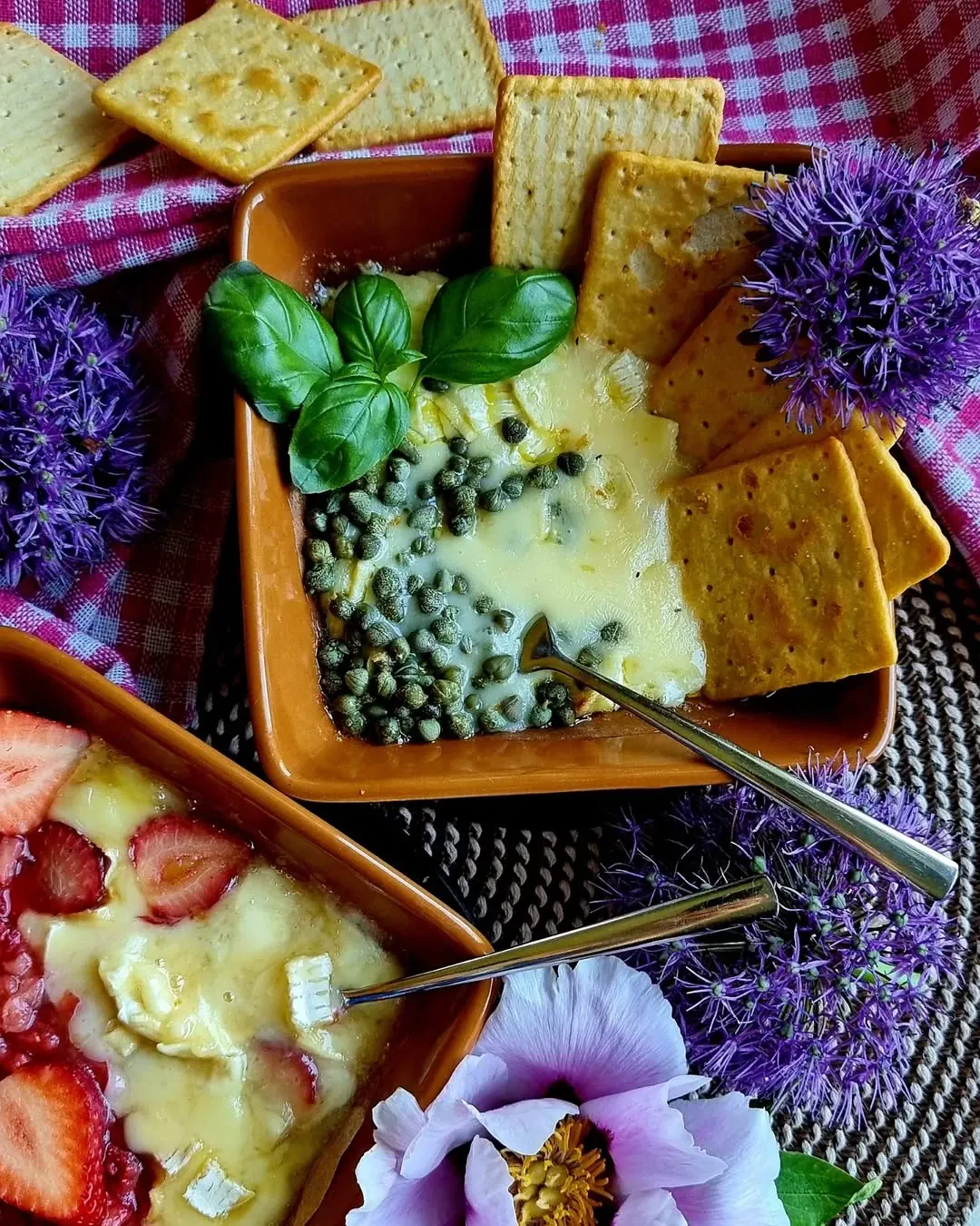 Cepti kamambēra sieri ar ķiplokiem, kaperiem un zemenēm