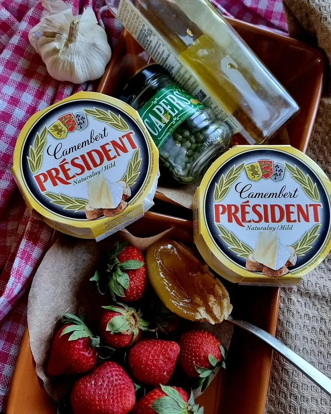 Cepti kamambēra sieri ar ķiplokiem, kaperiem un zemenēm