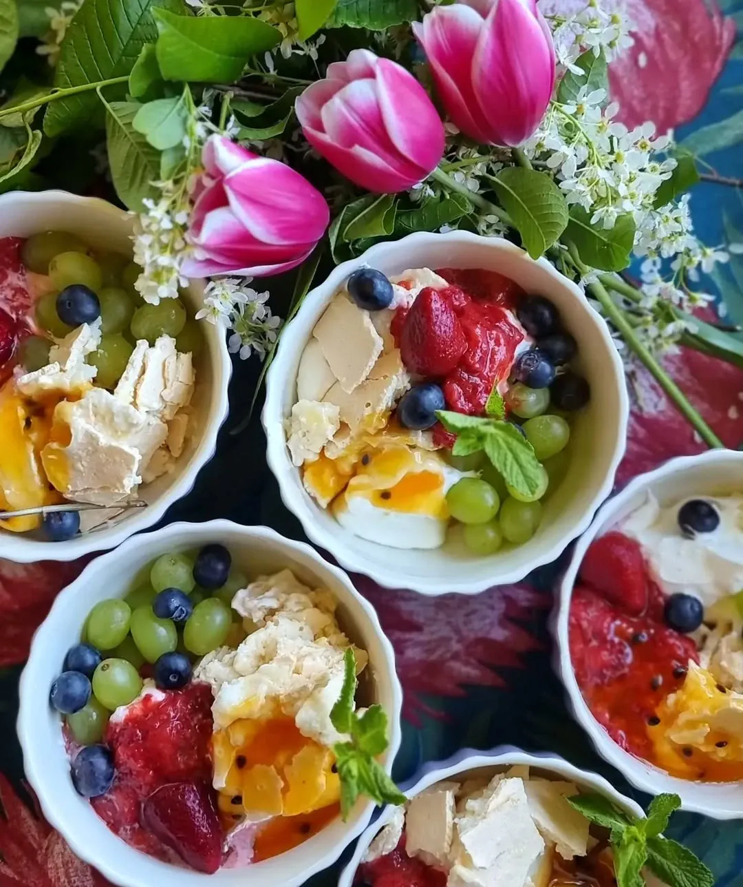 Pavlovas kūkas deserts ar svaigām ogām un augļiem