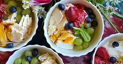 Pavlovas kūkas deserts ar svaigām ogām un augļiem