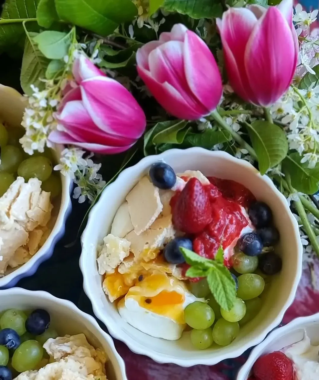 Pavlovas kūkas deserts ar svaigām ogām un augļiem