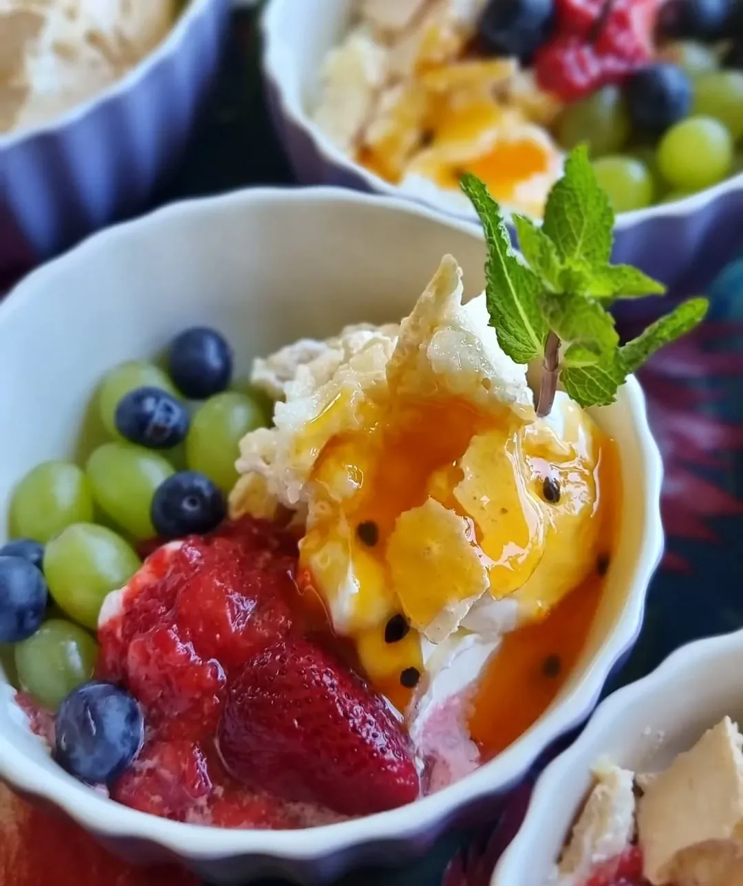 Pavlovas kūkas deserts ar svaigām ogām un augļiem