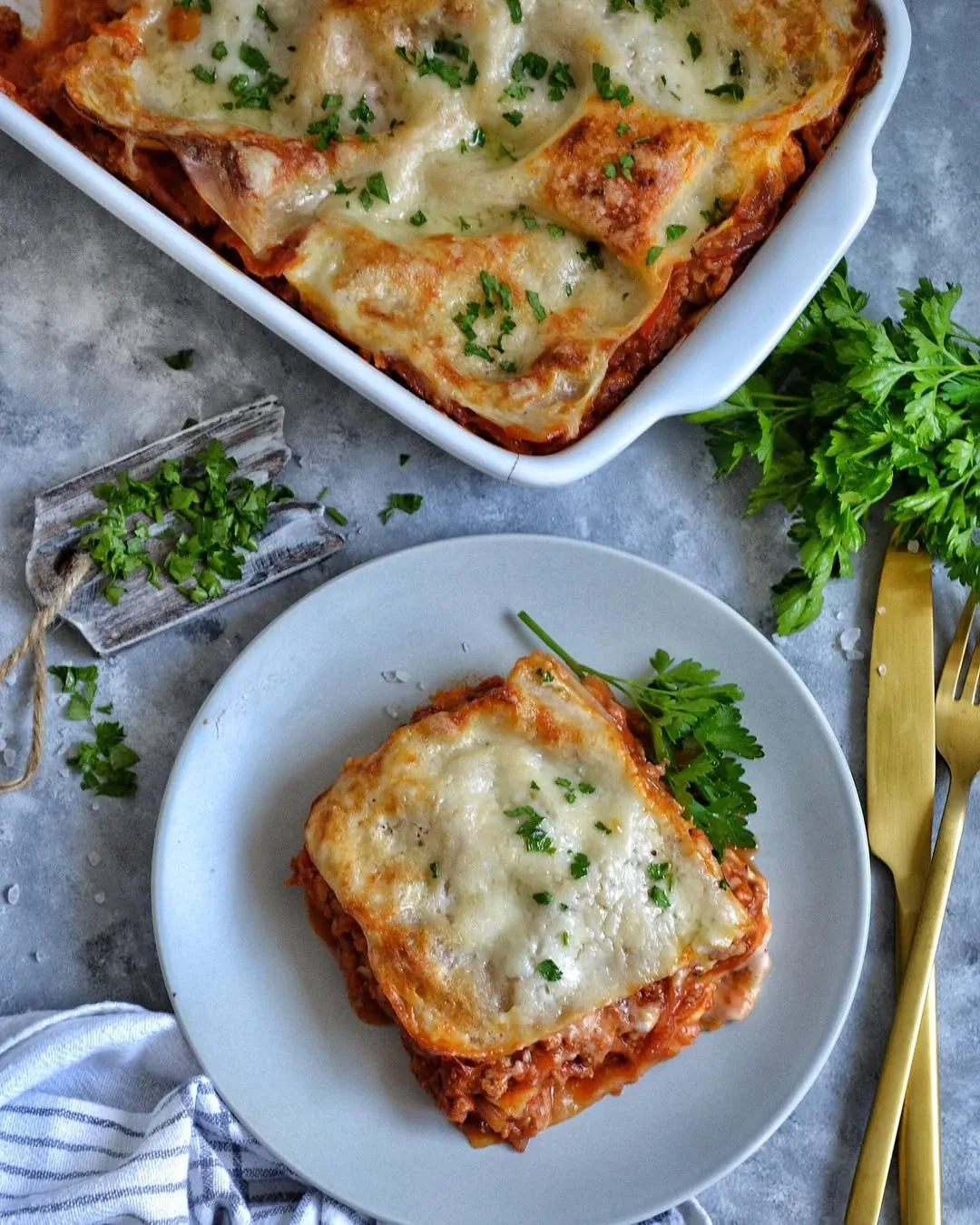 Lazanija su vištiena, baltu ir konservuotų pomidorų padažais