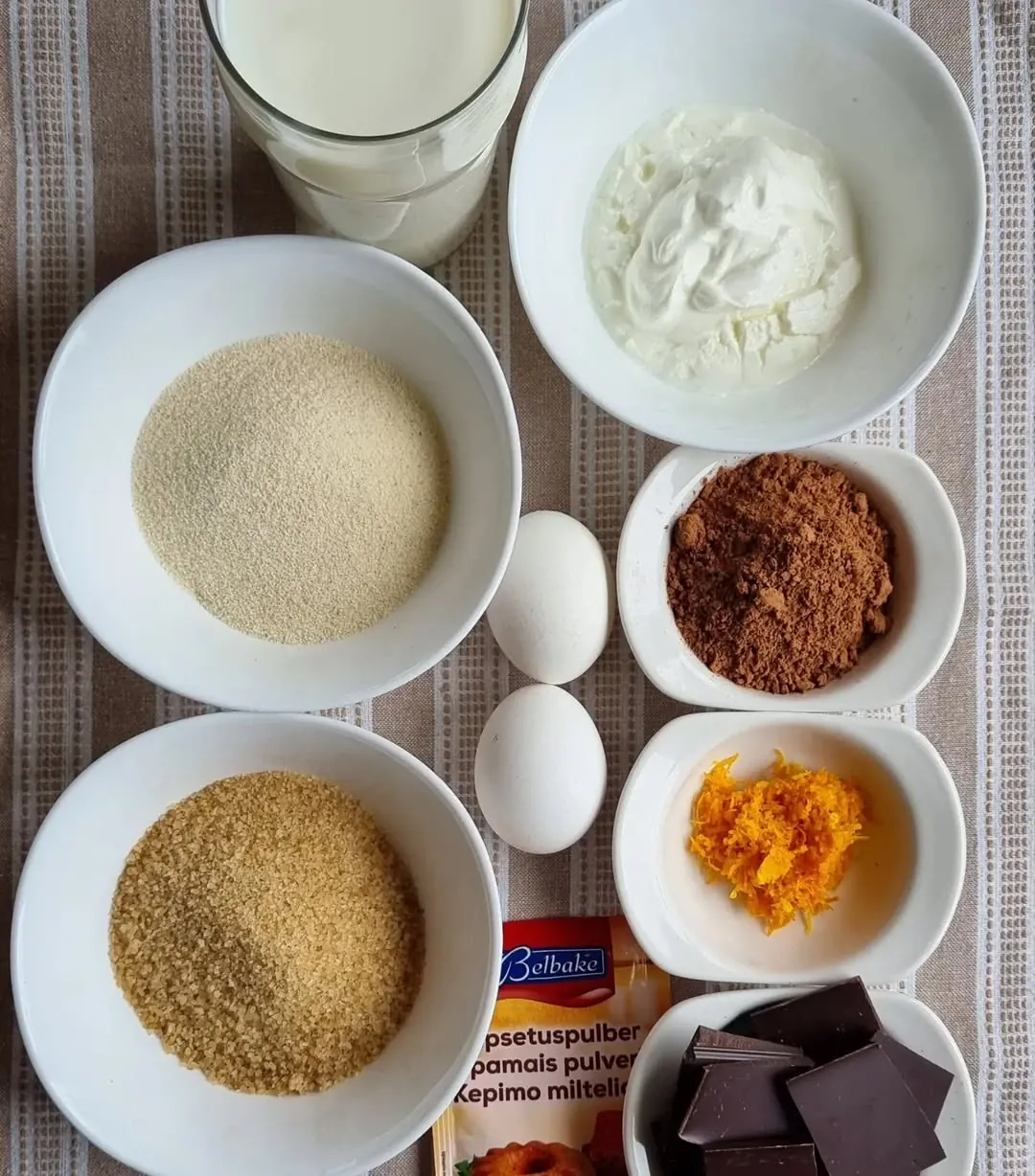 Mannas šokolādes kūka ar grieķu jogurtu un apelsīnu garšu