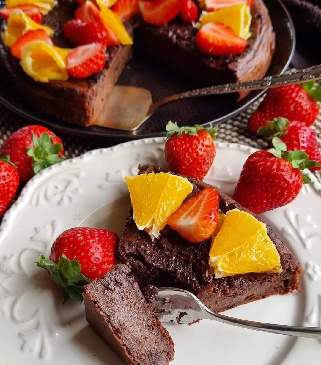 Mannas šokolādes kūka ar grieķu jogurtu un apelsīnu garšu