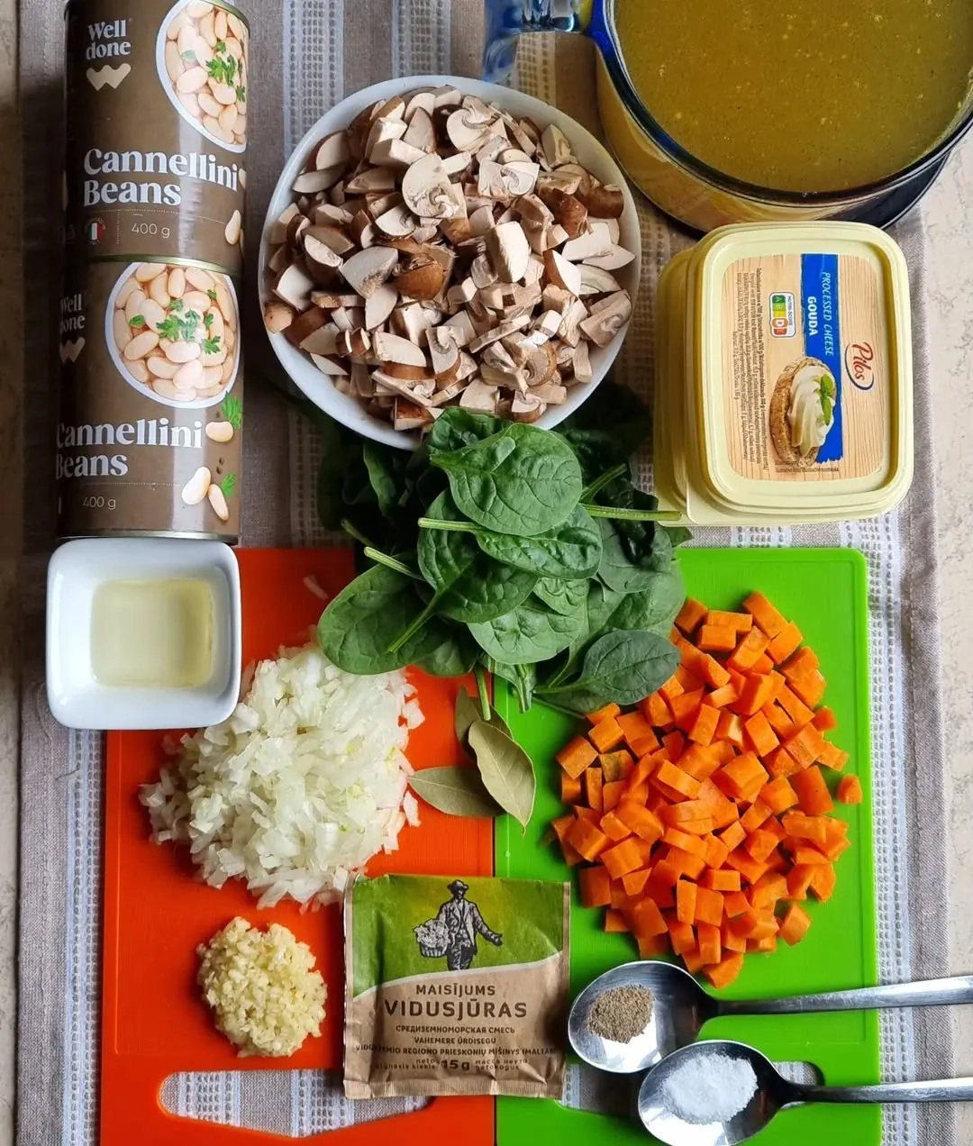 Balto pupiņu un sēņu zupa ar kausēto sieru