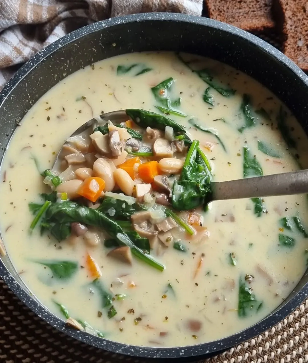 Balto pupiņu un sēņu zupa ar kausēto sieru