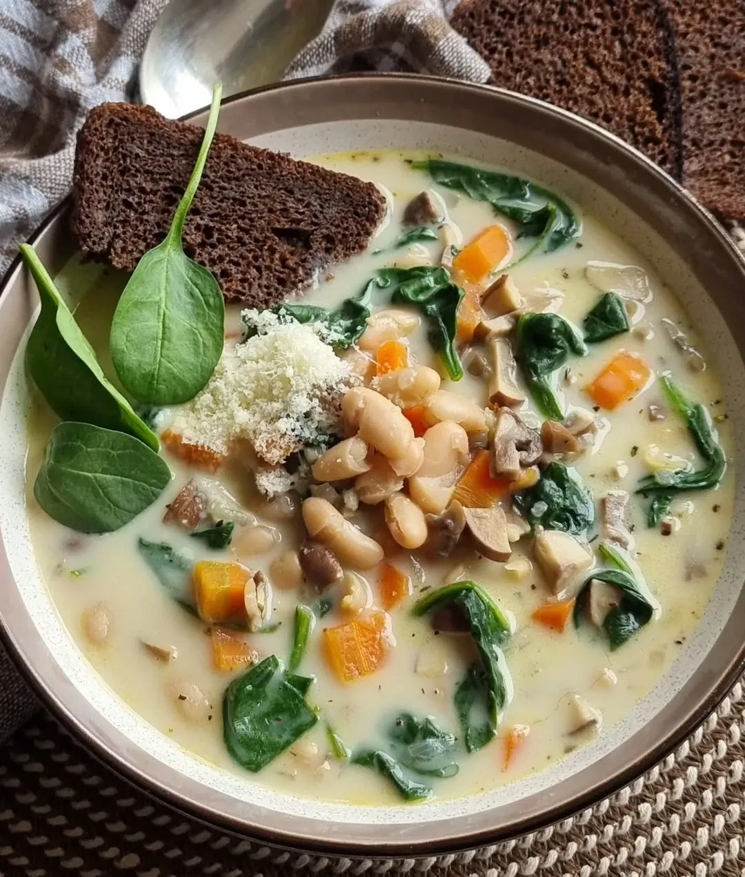 Balto pupiņu un sēņu zupa ar kausēto sieru