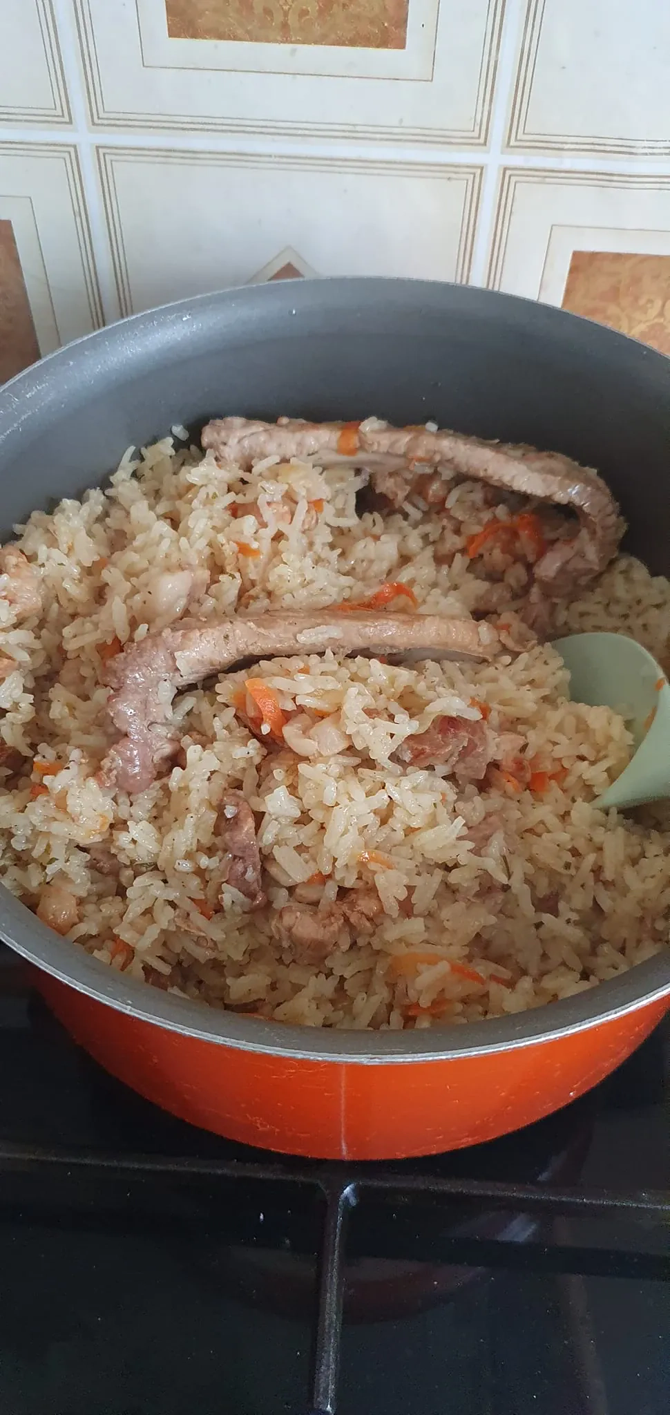 Birus ryžių plovas su mėsa ir morkomis