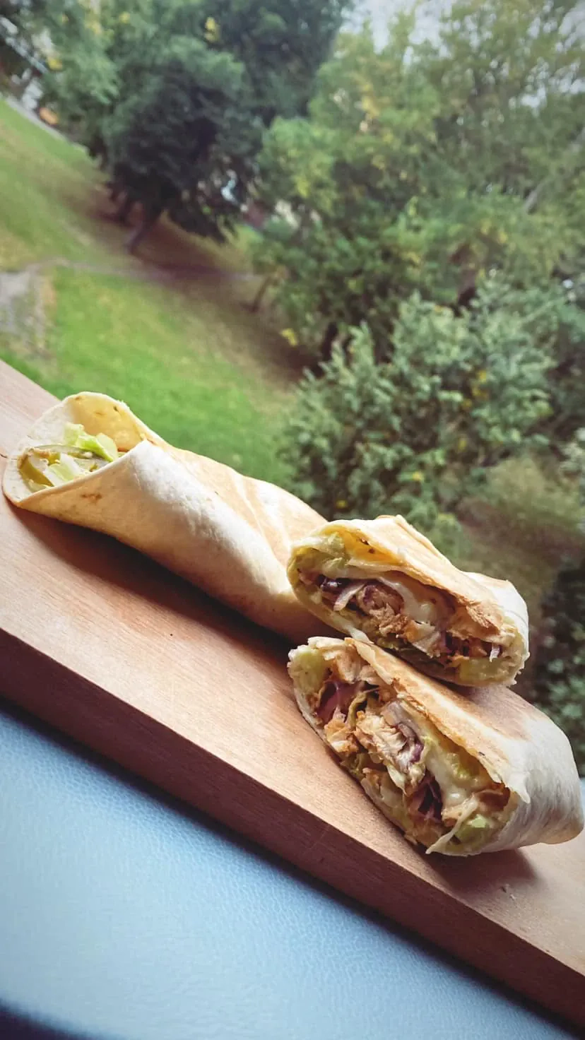 Naminiai kebabai su malta mėsa, daržovėmis ir česnakiniu marinuotų agurkėlių padažu