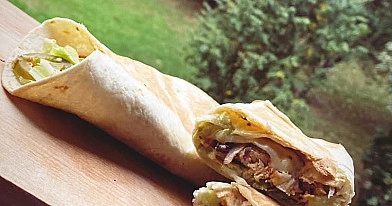 Naminiai kebabai su malta mėsa, daržovėmis ir česnakiniu marinuotų agurkėlių padažu