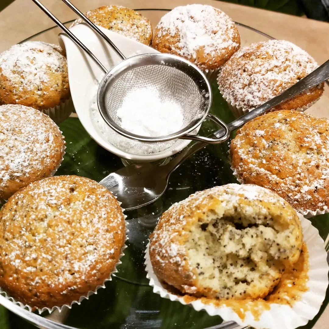 Aguoniniai keksiukai, ruošti su sviestu, grietine ir kepimo milteliais