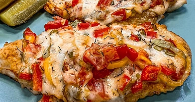 Vištienos kepsniukai pataluose su paprikomis ir mocarela